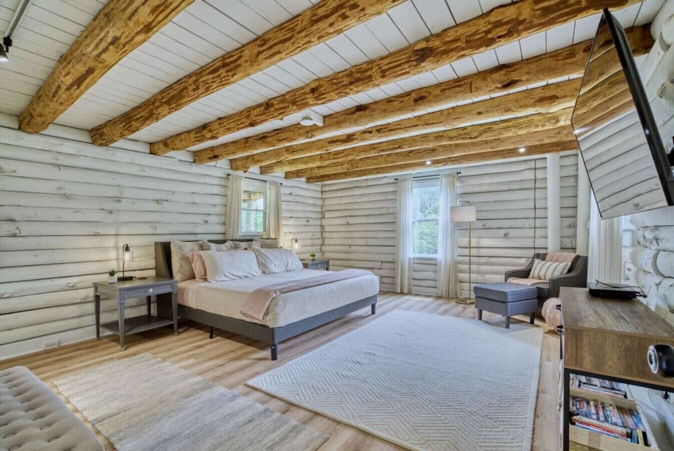 5 habitaciones, escritorio y tabla de planchar con plancha 