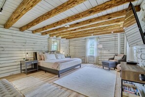 5 bedrooms, desk, iron/ironing board, travel cot