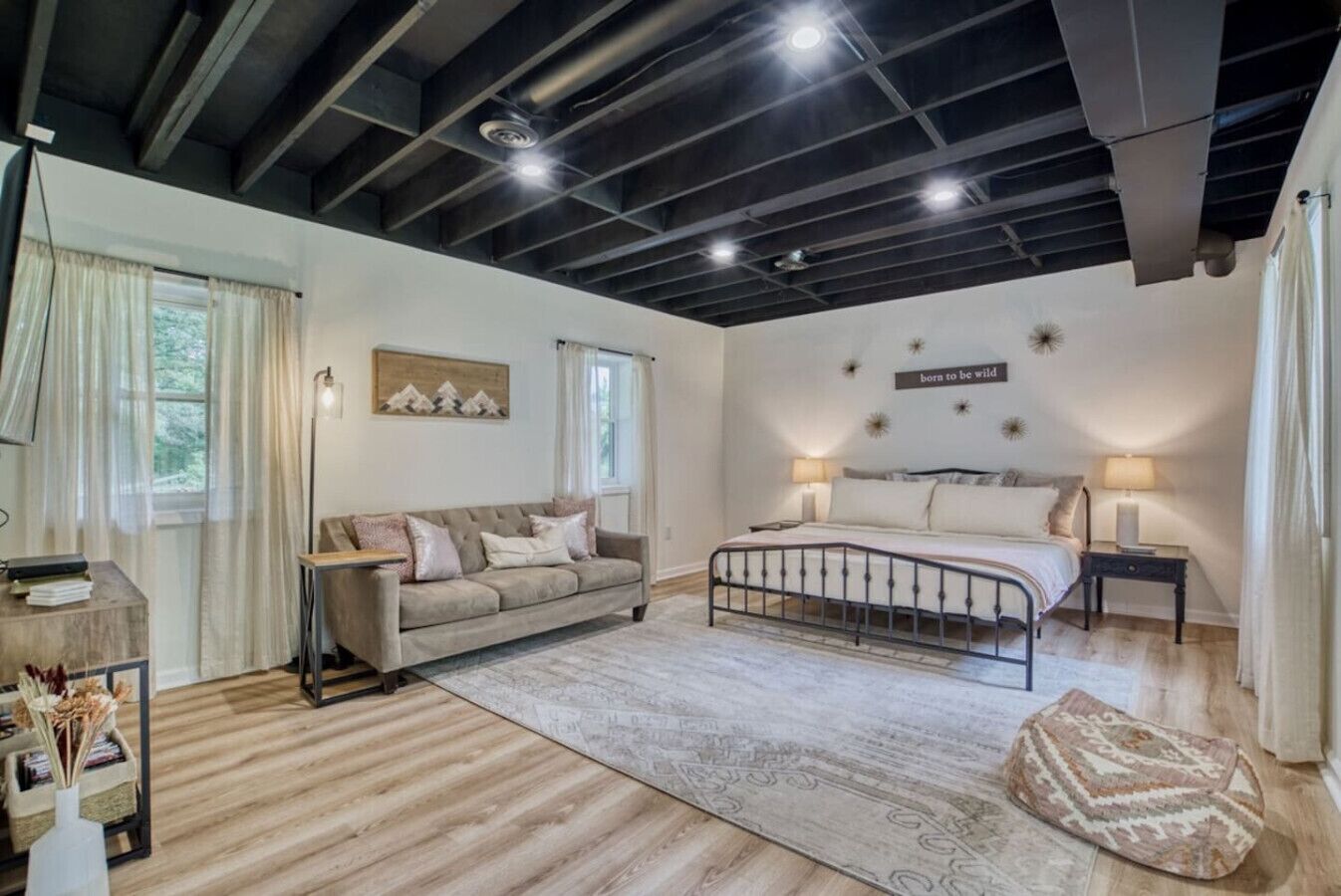 5 bedrooms, desk, iron/ironing board, travel crib