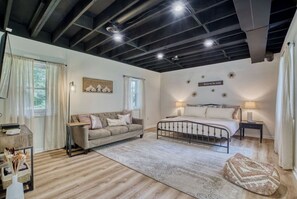 5 bedrooms, desk, iron/ironing board, travel cot