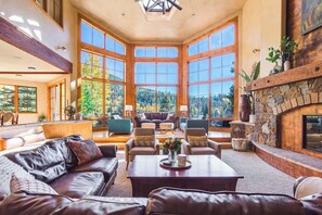 Télévision, cheminée, baby-foot