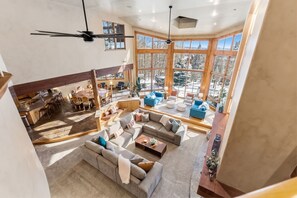 Televisión, chimenea y futbolito