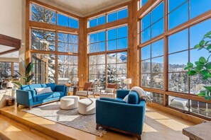 Télévision, cheminée, baby-foot