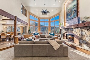 Télévision, cheminée, baby-foot