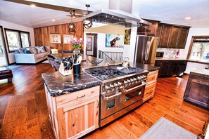 Interior - Large Cabin Hot tub, Sauna, Fire Pit, BBQ, 2 Decks, Updated Kitchen (McCall)