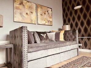 Living area - Apartment With City Views - Sleeps 3 (Edinburgh)