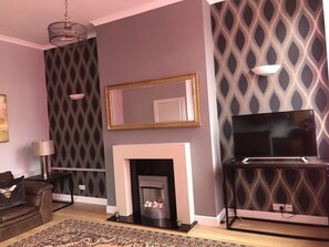 1 bedroom, iron/ironing board, free WiFi, bed sheets - Apartment With City Views - Sleeps 3 (Edinburgh)