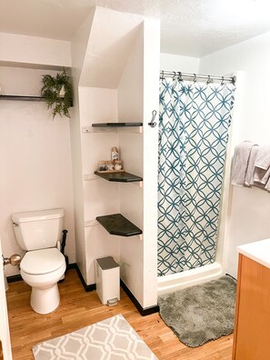 Badkar/dusch, hårtork, handdukar och tvål