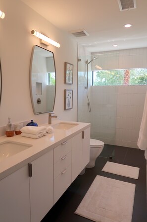 Hair dryer, towels, soap, shampoo - Sun Dog Oasis in Beautiful Palm Desert (Palm Desert)