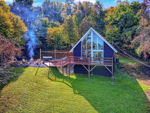 Whispering Hillside -Coffee Bar, Hot Tub Fire Pit