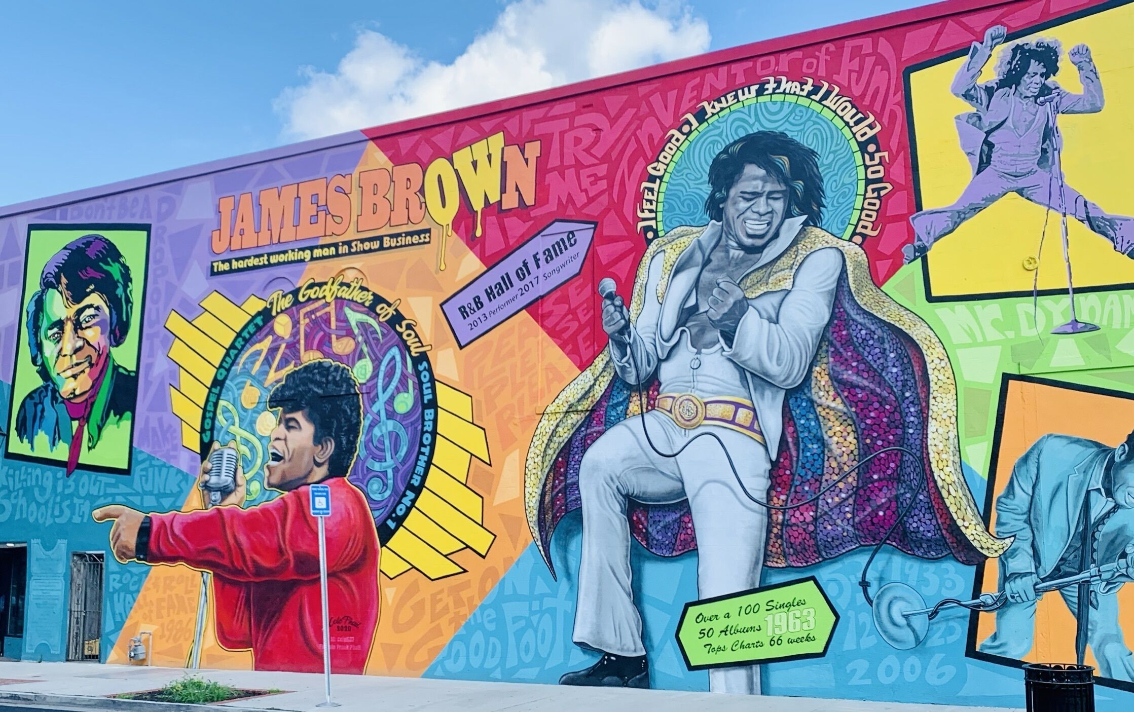 Un mural de James Brown en una pared de un edificio.