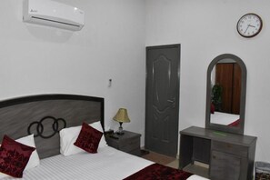 Habitación estándar con 1 cama doble o 2 individuales | Wifi gratis y ropa de cama