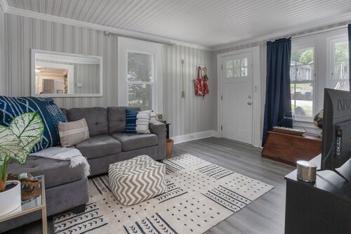 Cottage Central to Downtown/Midtown & walk to hospital