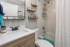 Badewanne, Haartrockner, Handtücher, Seife