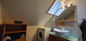 Dusj, håndklær, sjampo og toalettpapir