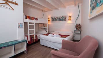 Triple Room | Free WiFi, bed sheets