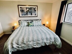 2 Schlafzimmer, Schreibtisch, Bügeleisen/Bügelbrett, Reisekinderbett