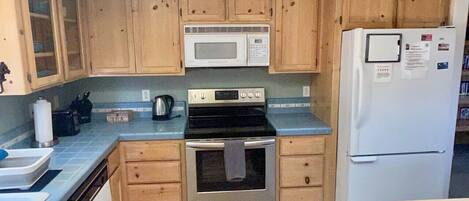 冷蔵庫、電子レンジ、オーブン、コンロ