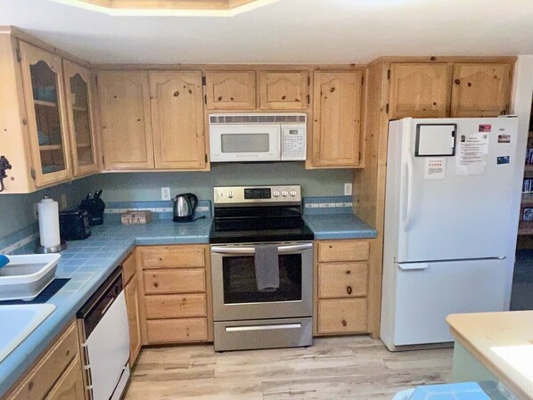 Jääkaappi, mikroaaltouuni, uuni, liesi