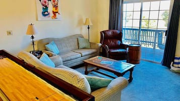 Een televisie, een open haard, een dvd-speler en een kantoor