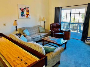 Televisión, chimenea y oficina 