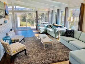 Télévision, cheminée, espaces bureaux