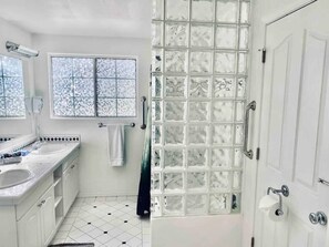 Baignoire, sèche-cheveux, serviettes fournies