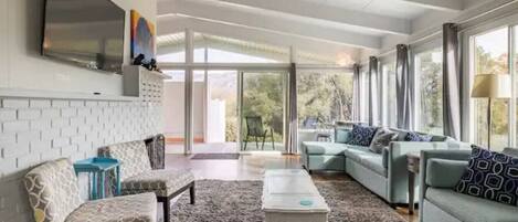 Televisio, takka, työhuone