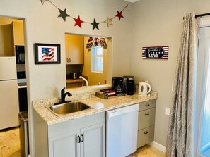 Een koelkast, een microgolfoven, een oven, een kookplaat