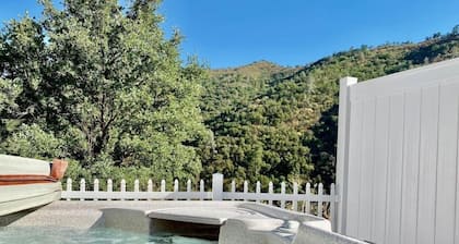 Eagle Nest/River Views/Hot Tub/Games/Sleeps 6