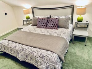 1 slaapkamer, een bureau, een strijkplank/strijkijzer, reisbedje