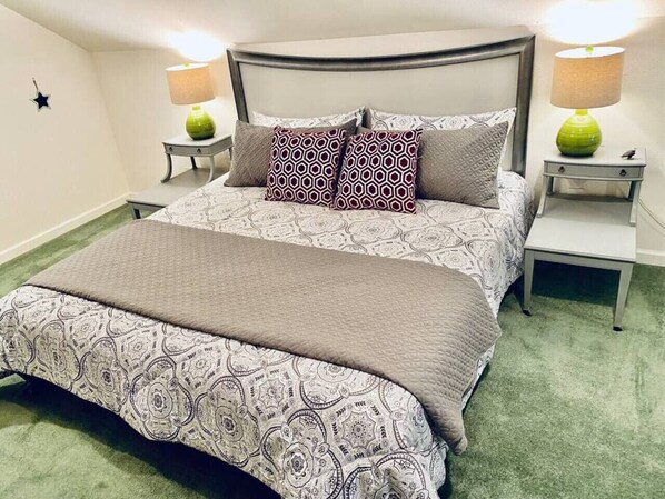 1 غرفة نوم ومكتب ومكواة/لوح كي وسرير سفر