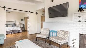 3 bedrooms, desk, travel cot, WiFi