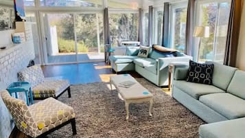 电视、壁炉、办公室