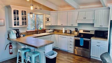 Een koelkast, een magnetron, een oven, een kookplaat