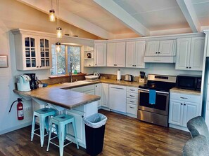 Een koelkast, een magnetron, een oven, een kookplaat