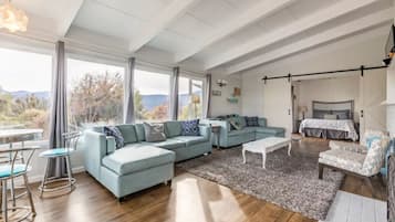 Een televisie, een open haard en een kantoor