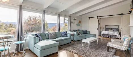 TV, caminetto, studio