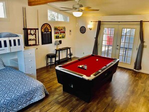 3 slaapkamers, een bureau, reisbedje, wifi