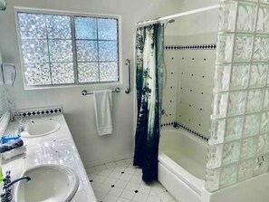 Badewanne, Haartrockner, Handtücher