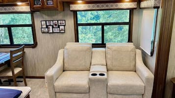 Fernseher, Kamin, Arbeitsbereiche