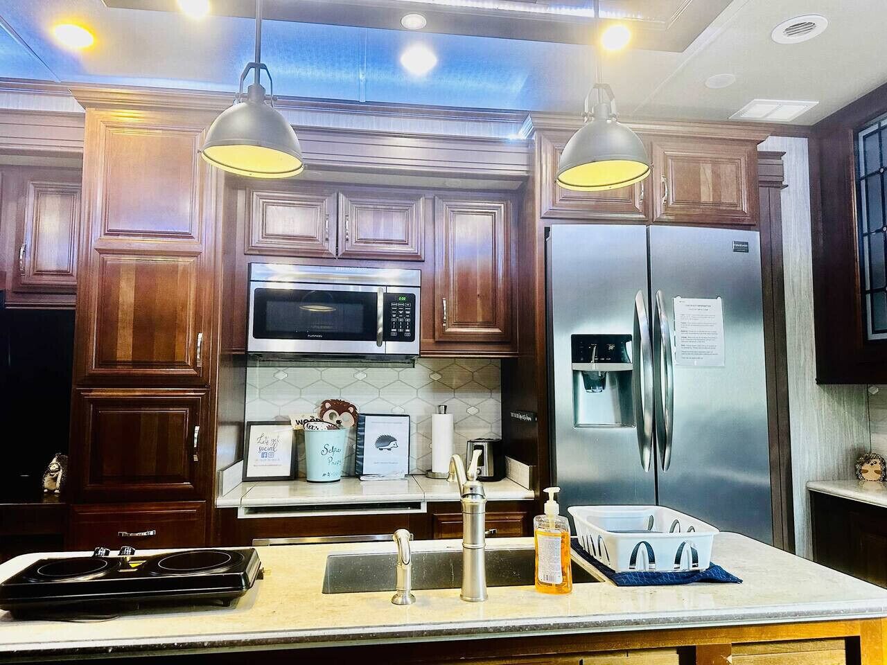 Frigorífico, microondas, placa de cocina y lavavajillas