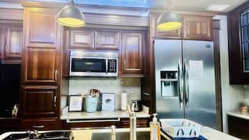 Kühlschrank, Mikrowelle, Herdplatte, Geschirrspüler