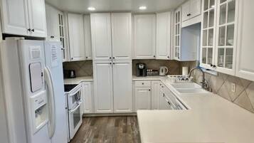 Geladeira, micro-ondas, fogão, cooktop