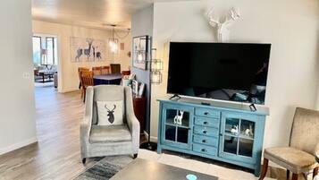 TV, pebolim, escritórios