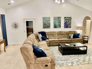 电视、壁炉、桌上足球、办公室