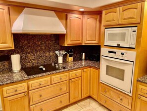 Een koelkast, een microgolfoven, een oven, een kookplaat