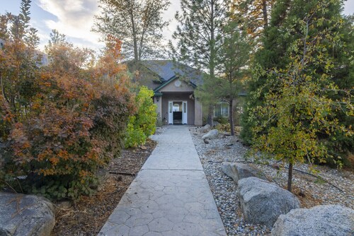 Peacock Suite - Private Hot Tub - Sleeps 4 - BBQ