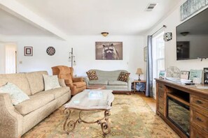 TV, fireplace, offices