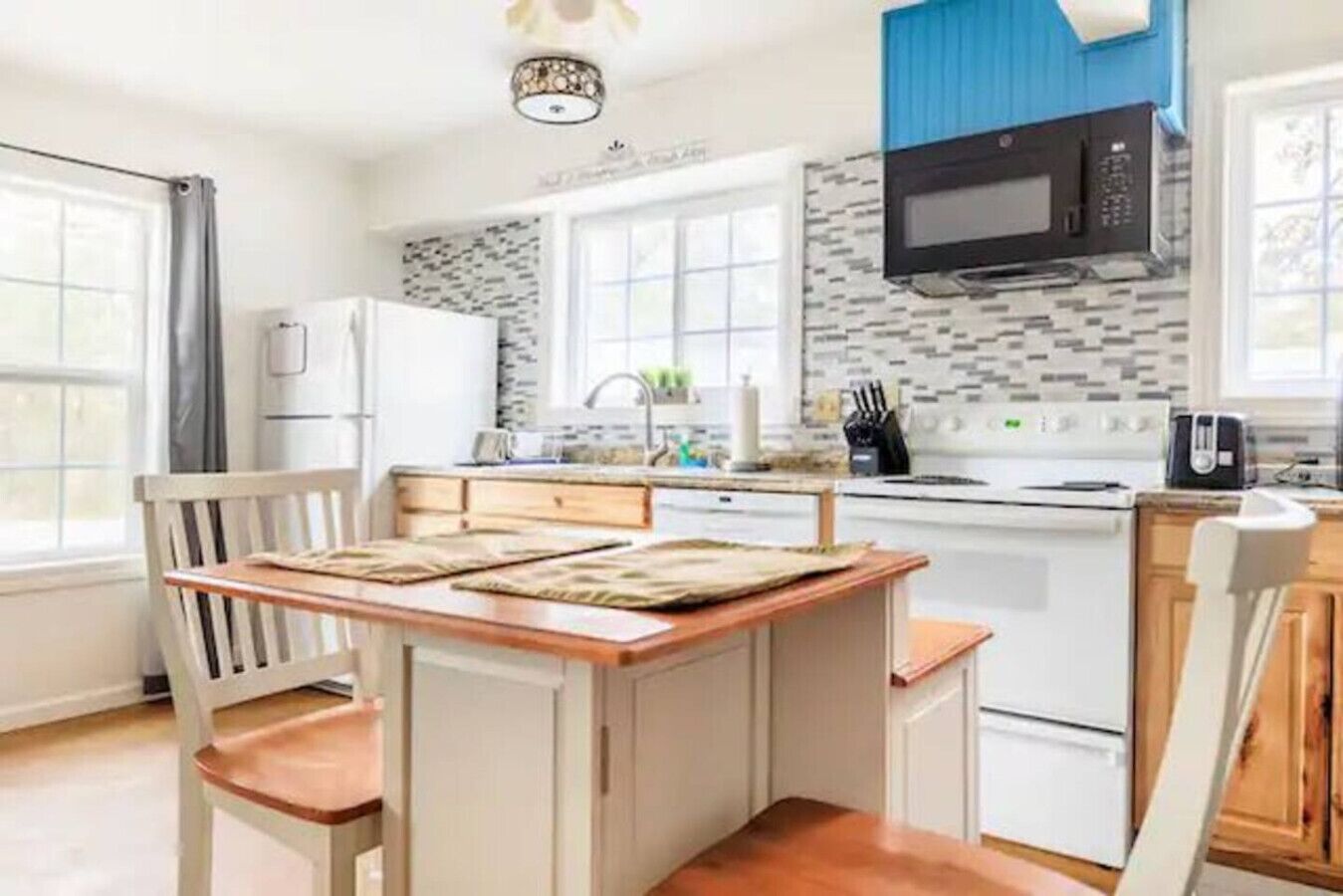 Refrigerador, microondas, horno y parrilla de estufa 